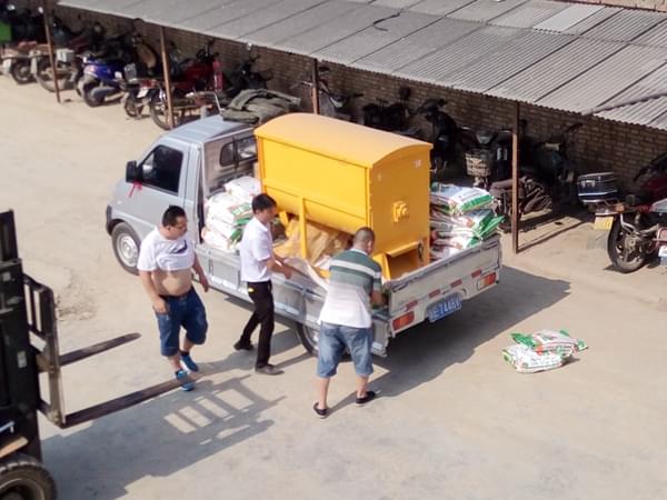 【貼心服務(wù)】安陽養(yǎng)殖戶的選擇兩相電飼料攪拌機